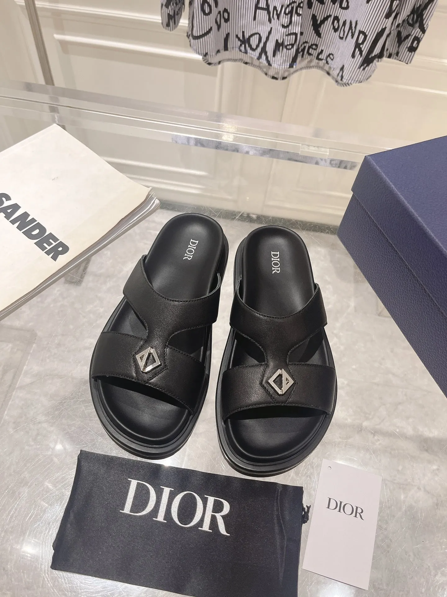 👟👟Ex-factory price 420👟👟 #Men's top version 𝐃𝐈𝐎𝐑# Dior's new men's summer slippers 🔥Purchase the original development Alias ​​sandals are new products in 2024. They are a leisurely and exquisite work. The upper is made of imported denim ➕ calfskin 🔥 Original molded rubber outsole provides the best comfort 🔥 ✔️Size: #38-46